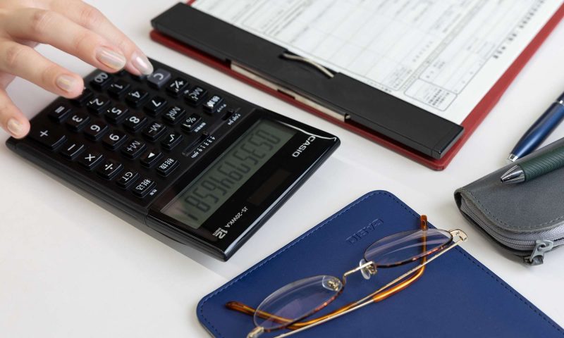 電卓を打つイメージ写真